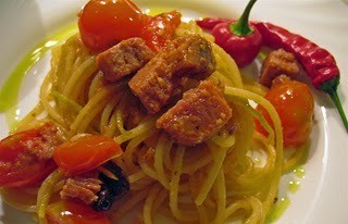 spaghetti_piccanti_al_tonno_(Medium).jpg
