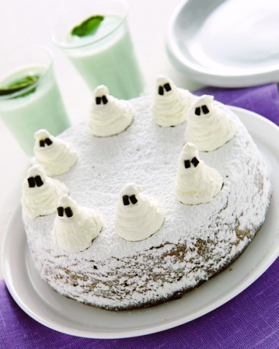 una torta per halloween:torta di zucca con fantasmini