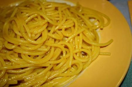 Hai provato gli spaghetti aglio olio e peperoncino  in giallo?