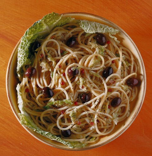 Spaghetti alle erbe con verza e olive, cucina, ricette, olive, verza, primi piatti, spaghetti, 