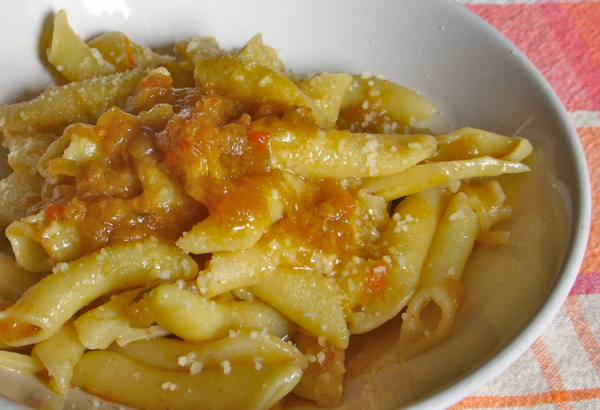 La  ricetta della pasta alla genovese, piatto napoletano per eccellenza